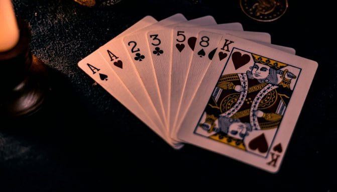 Filipino player enjoying live baccarat on casinoplua mobile browser